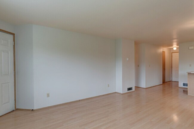 Building Photo - 2-Bedroom 1st Floor Park Place Condo - Wat...
