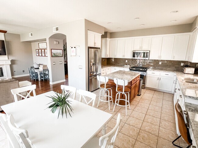 Building Photo - Charming 4 Bedroom/3 Bath Single Family Home on a Cul-de-sac with backyard
