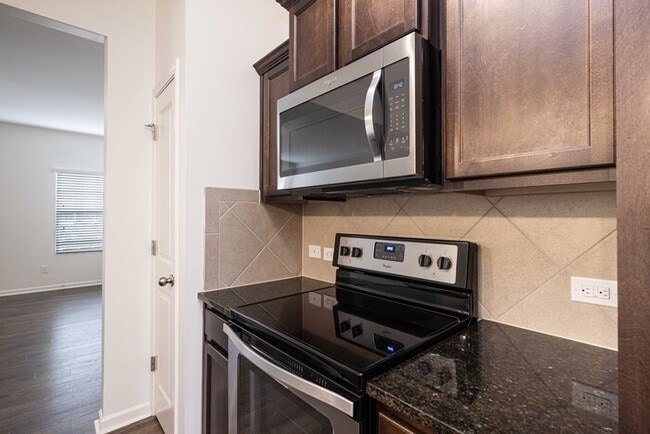 Building Photo - 2BD Townhome minutes from Downtown Pineville & I485