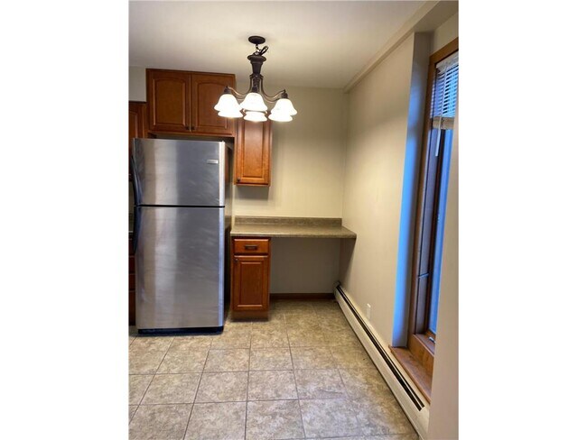 Building Photo - 633 Robert St