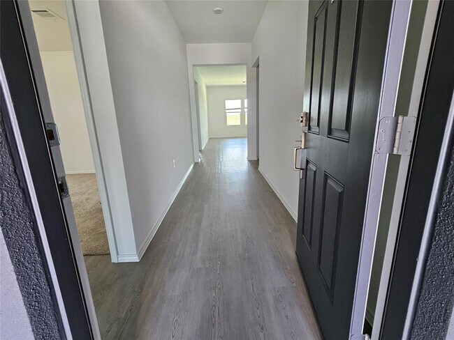 Building Photo - 400 Camargue Dr
