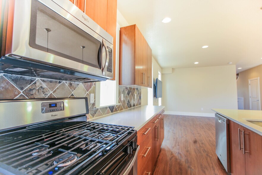 Building Photo - 900 SW Grove St