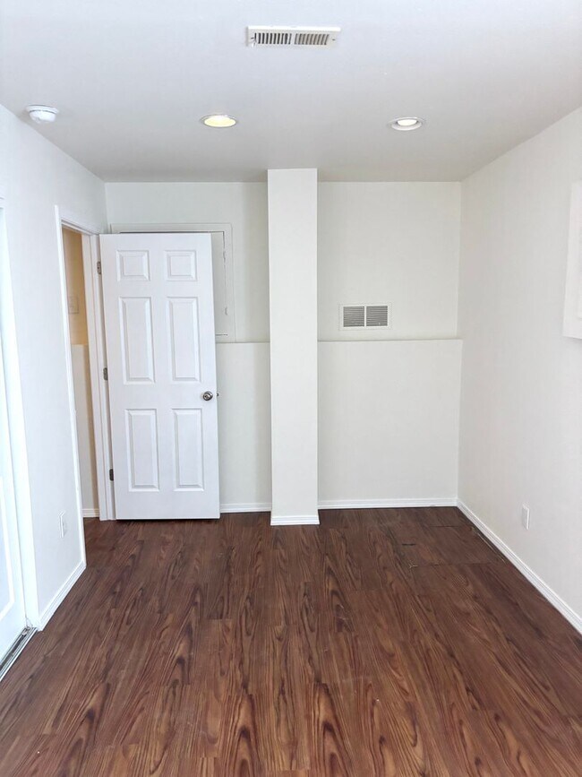 Building Photo - Beautiful 3bd, 3 bath single family home bedroom for rent in Aurora 80016