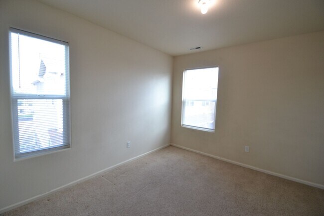 Building Photo - 3 Bedroom Townhome Available Now!
