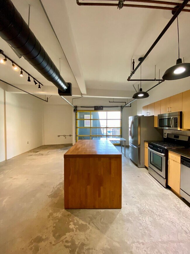 Building Photo - 200 N San Fernando Rd