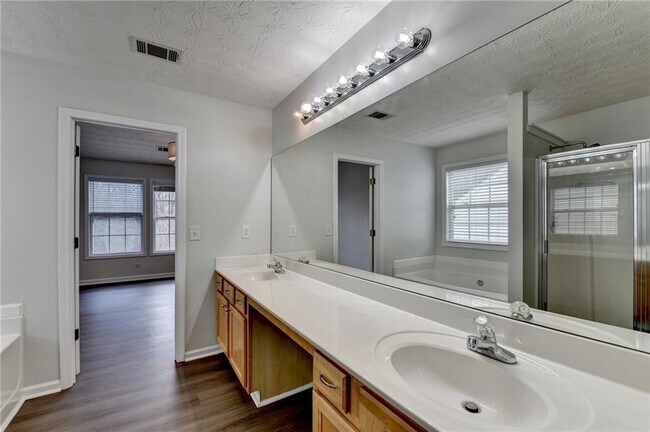 Building Photo - 6670 Island Pointe Dr