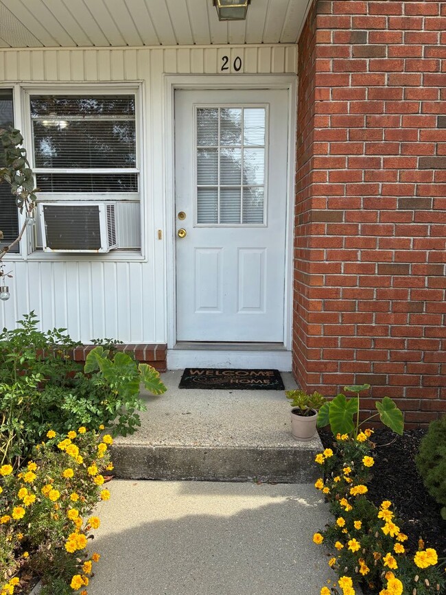 Building Photo - Wonderful 2 bedroom townhouse with heat included!