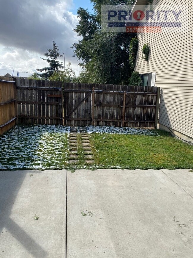 Building Photo - 3 bedroom, 2.5 bath 1,500 sqft Townhouse