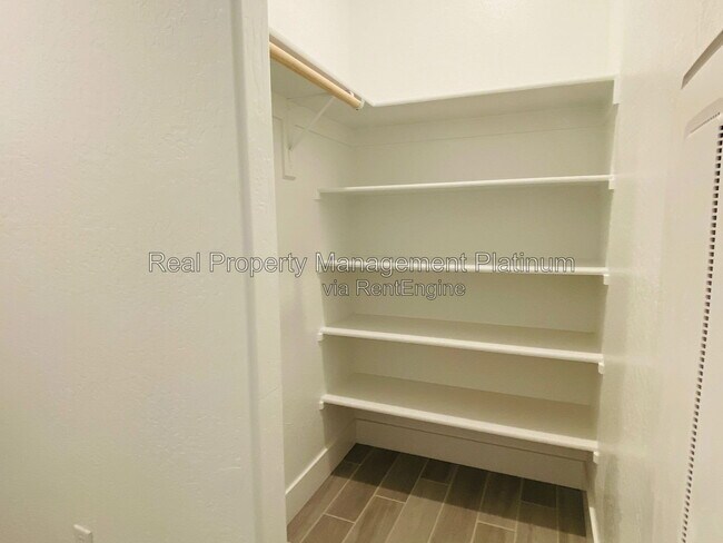 Building Photo - 2752 E Tamarind Dr