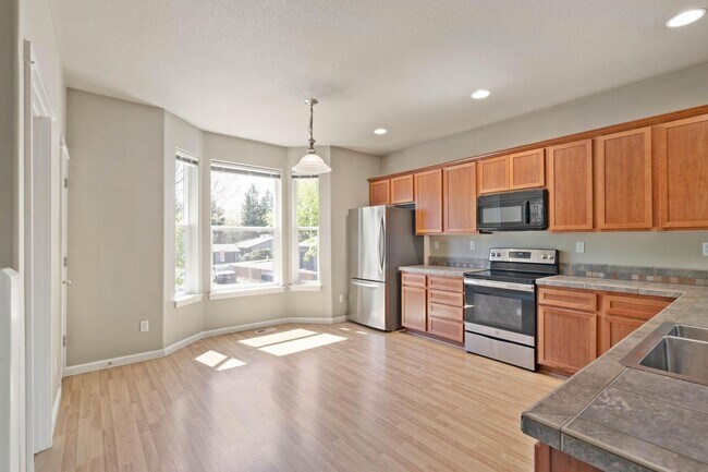 Building Photo - Bright, spacious 3-bdrm/2.5 bath Tigard townhome. Fireplace, balcony, 2-car garage, W/D