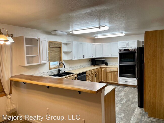 Building Photo - 4 br, 2 bath House - 1070 Oak Crest Crt.