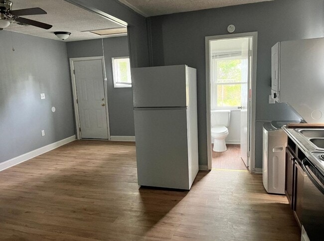 Building Photo - Cozy 2bd/1bath with Big Yard