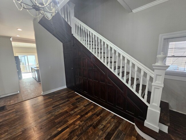 Building Photo - Historic Charm combined with Modern convenience 3 bedroom 2.5 bath spacious home