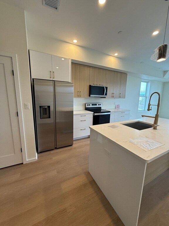 Building Photo - 546 Saratoga St