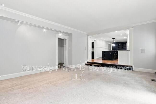 Building Photo - 342 Quaker Rd