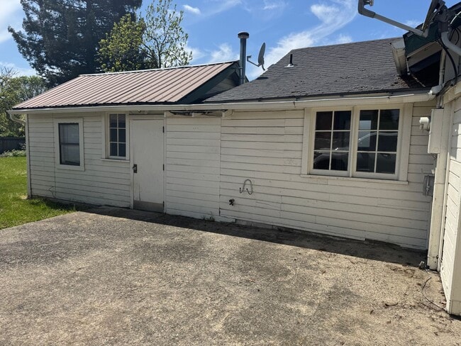 Building Photo - Quaint home in Hucrest