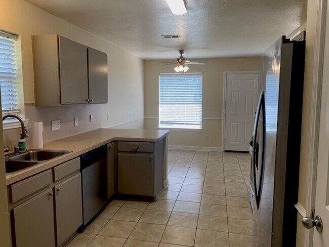 Building Photo - What a Find! 4 Bedrooms!
