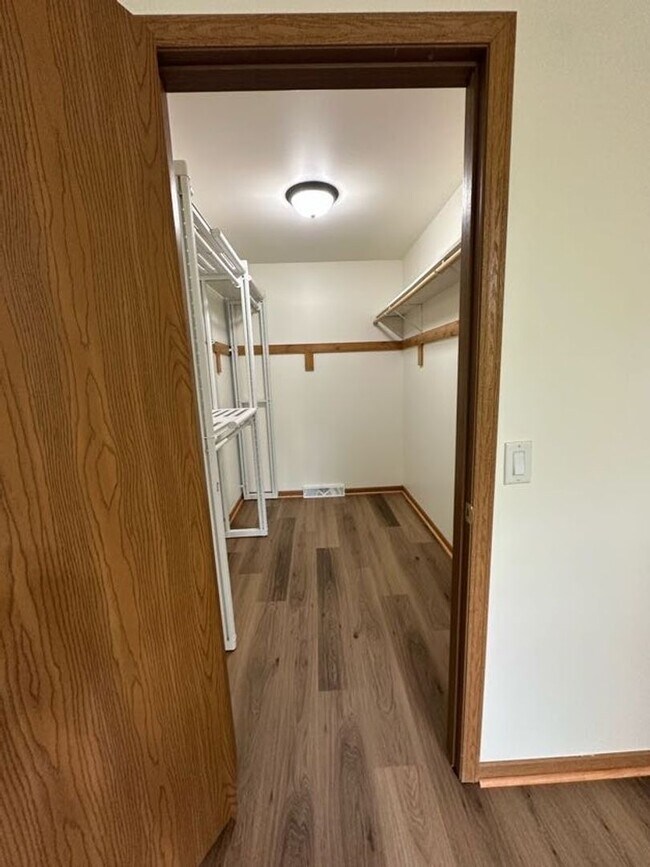 Building Photo - Ellis Avenue Duplex
