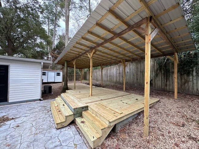 Building Photo - 4 bedroom 2.5 bath house with large yard!!