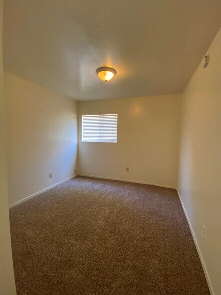 Building Photo - 885 E 7th Ave