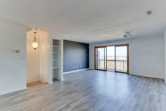 Building Photo - Perfect Beach Condo!