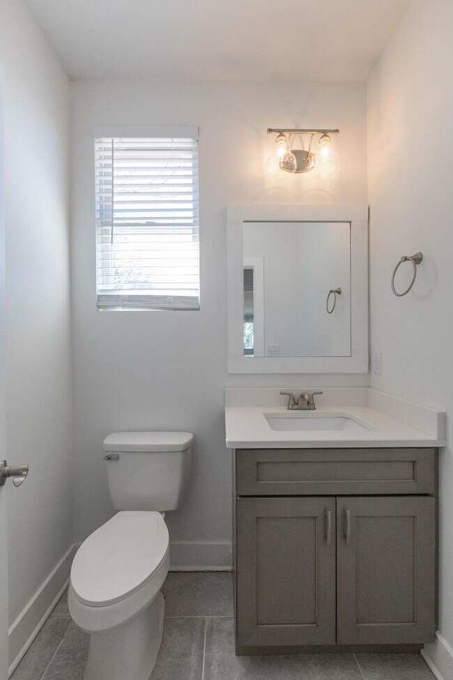 Building Photo - 3 Bed 2.5 Bath Single-Family Urban Home