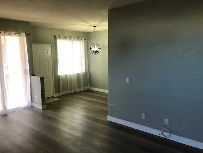 Building Photo - Beautiful 3 bedroom 2 bath Townhome across...