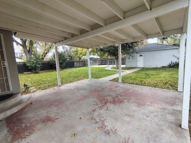 Building Photo - 301 Camellia Way