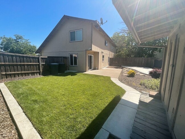 Building Photo - Completely Updated Roseville Townhouse available July 1st