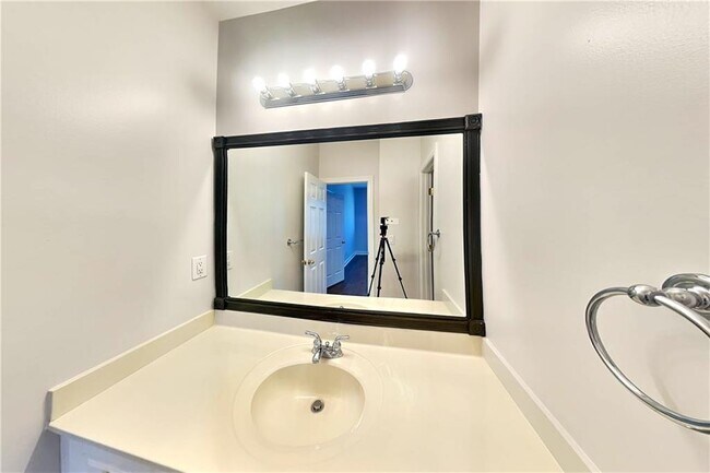 Building Photo - 3008 Montclair Cir SE