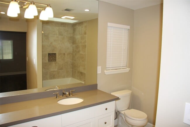 Building Photo - 2227 Highland Hills Dr
