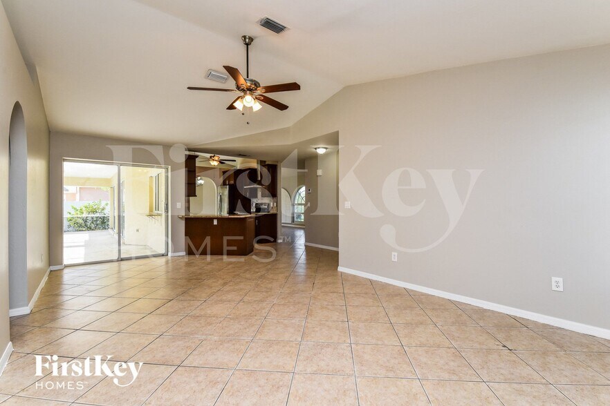 Building Photo - 633 SW 9th Ave