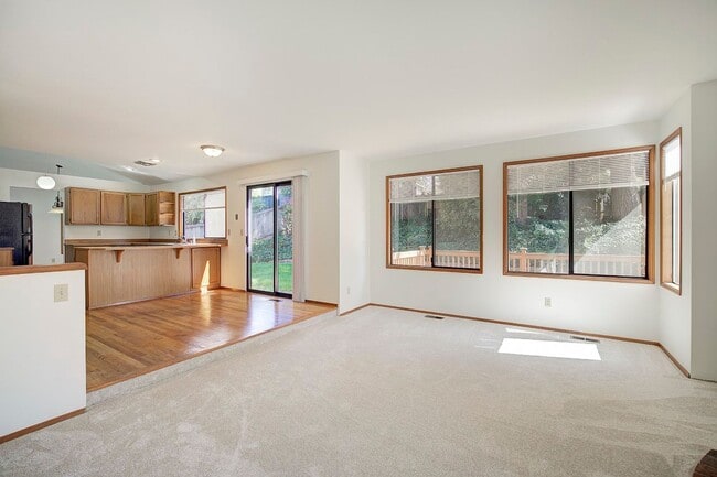 Building Photo - 4Bd/2.5Ba Sammamish Home