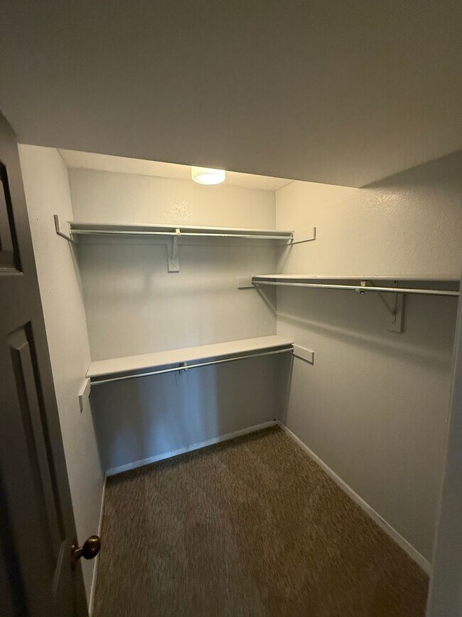 Building Photo - Quiet Midtown Home