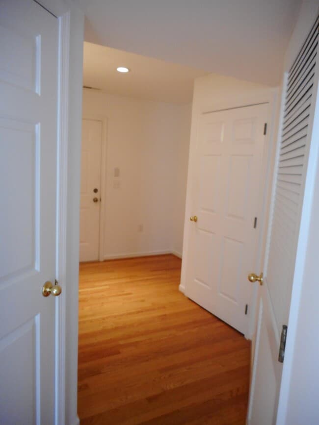 Building Photo - 207B Seneca Way