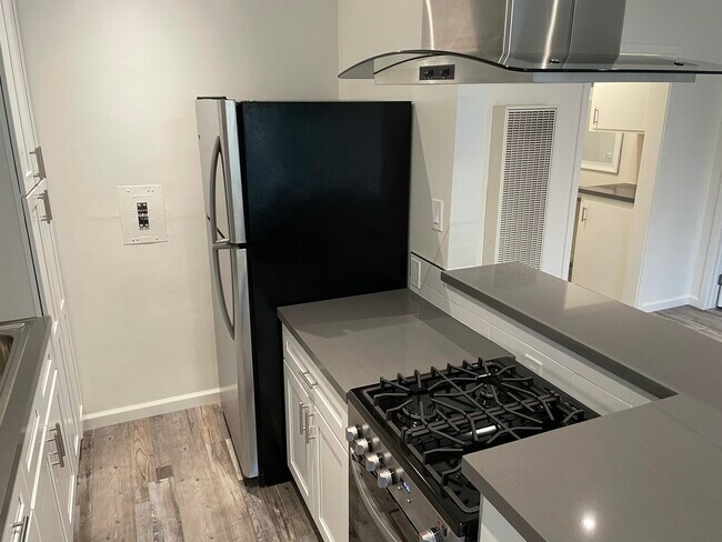 Kitchen - 4032 Inglewood Blvd