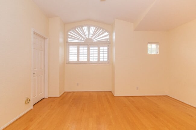 Building Photo - Beautiful + Spacious 4 bedroom/3 bath/3 Ca...