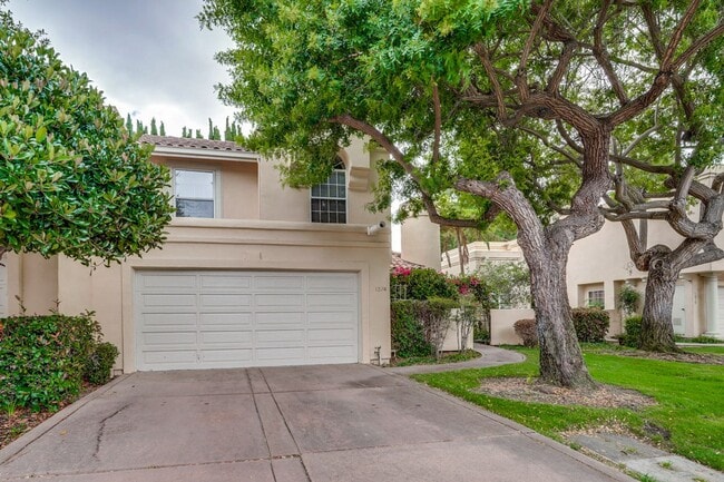 Building Photo - Lovely and spacious 3BR 2.5BA townhouse in...