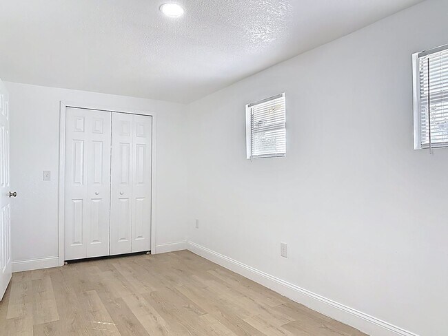 Building Photo - 2 bed/1.5 bath Single-Family Home on Large Lot in Sanford!