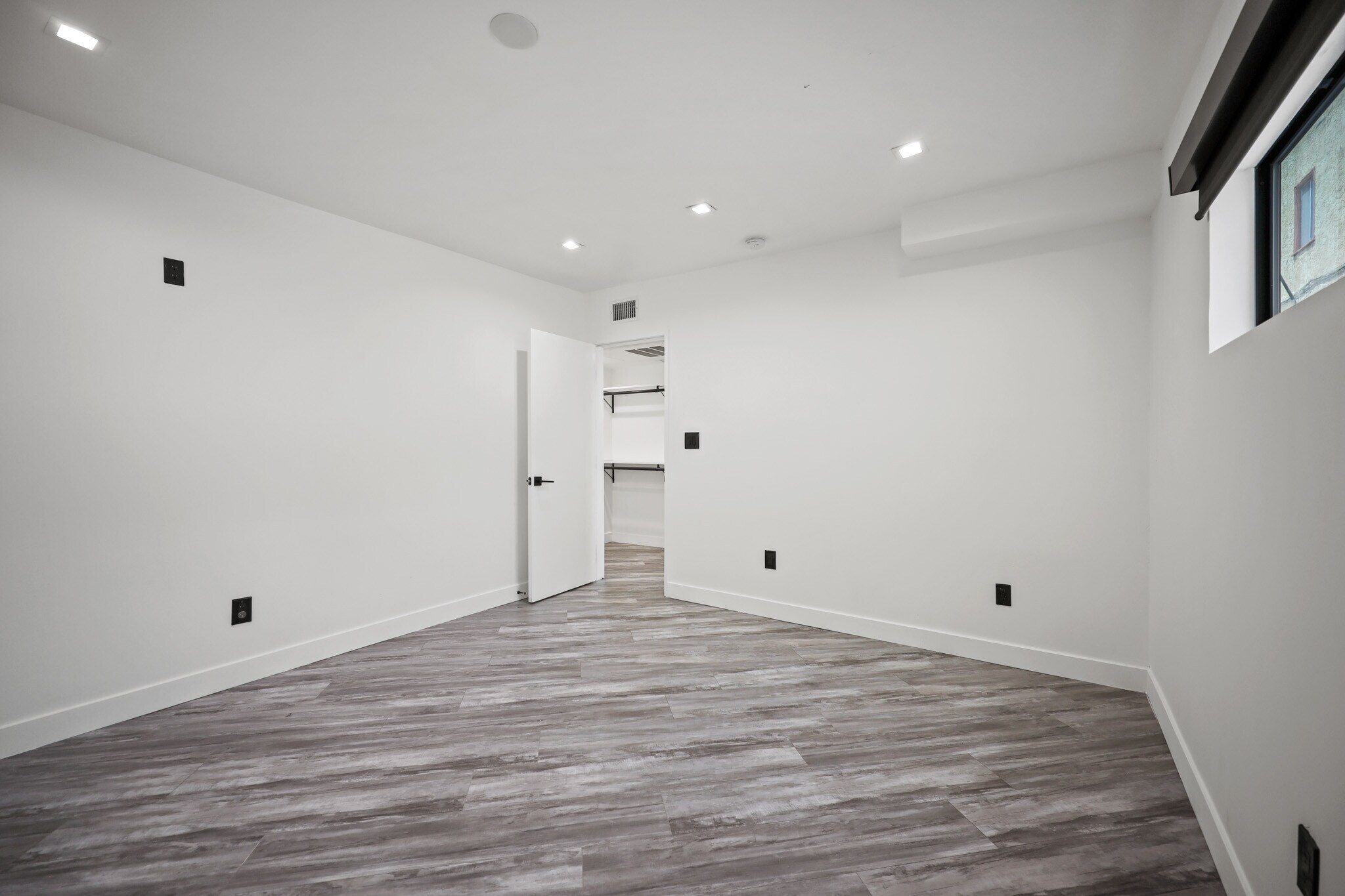 Building Photo - 230 S Carondelet St