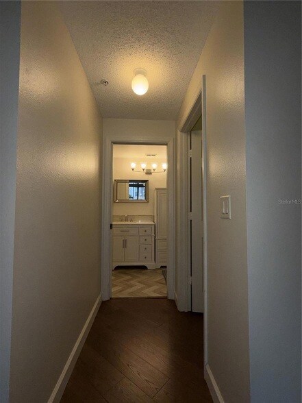 Building Photo - 550 Cranes Way