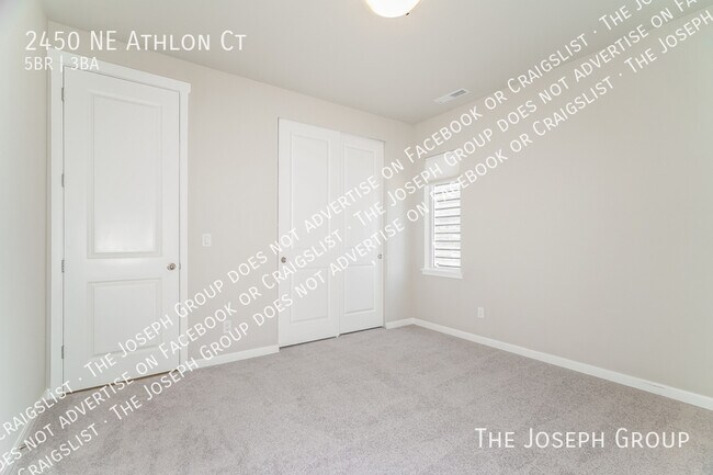 Building Photo - 2450 NE Athlon Ct
