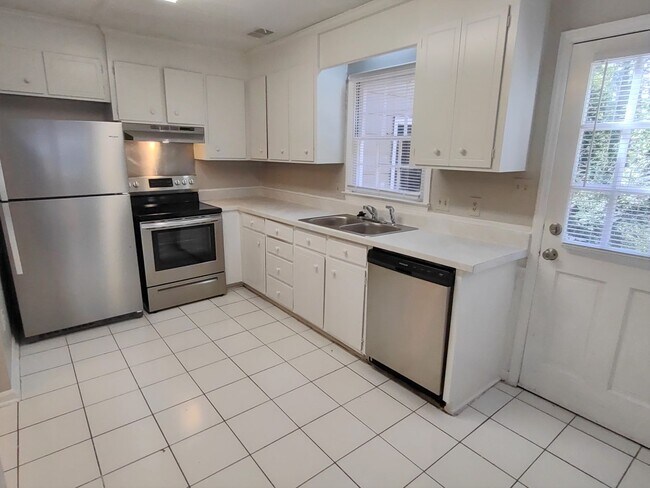 Building Photo - Beautiful Duplex Home Located in the Stone...