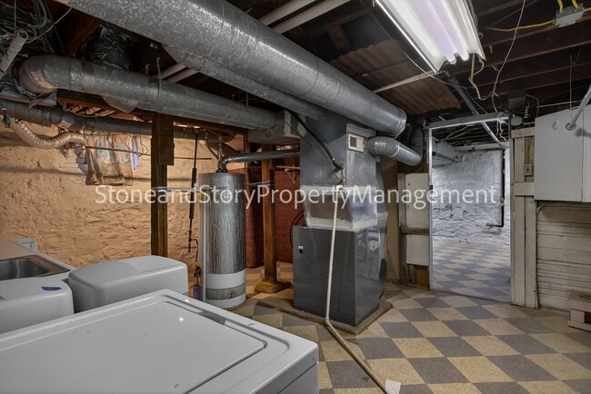 Building Photo - Large 4 bedroom 2 bath in well established Oakland neighborhood