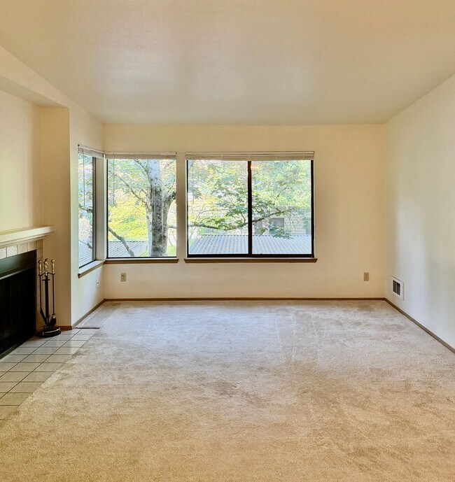 Building Photo - 1276 Bellevue Way NE