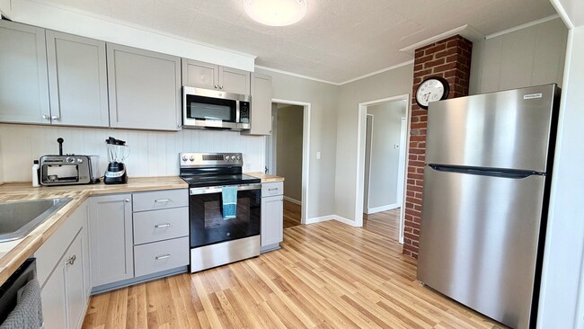 Building Photo - Spacious Updated 5BR Home with Flexible Living Options