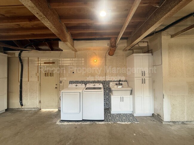 Building Photo - 911 Rawhide Pl