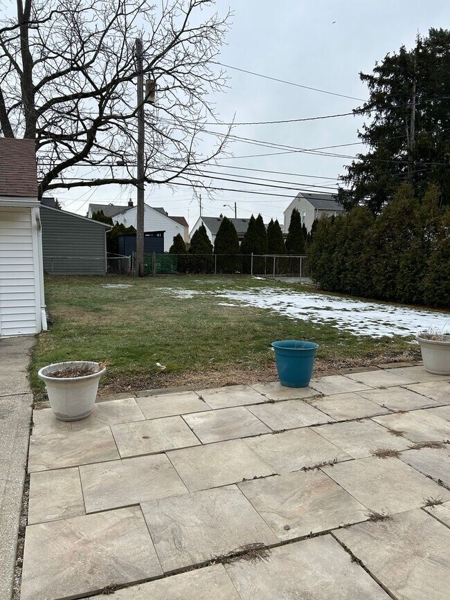 Building Photo - Brick Ranch for Rent in Mayfield HTS walking distance to Golden Gate Plaza