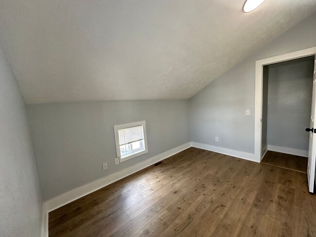 Building Photo - 215 E North - 4 Bedroom/1 Bathroom Home Do...