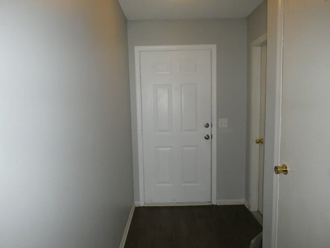 Building Photo - Town Home in North Kansas City!